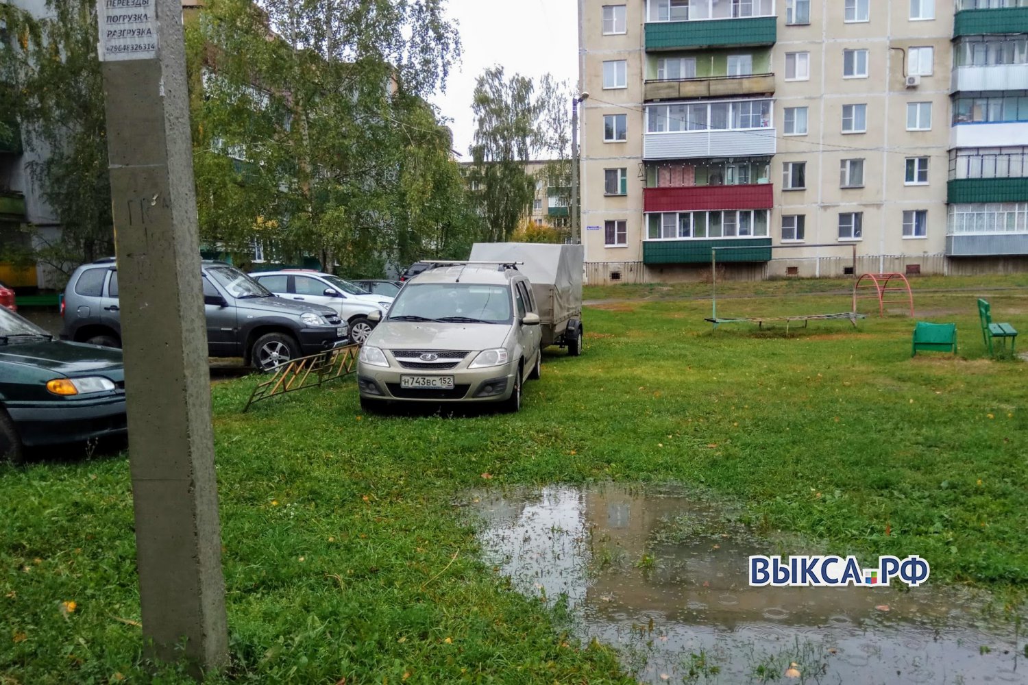 Неигрушечный автомобиль в детском городке